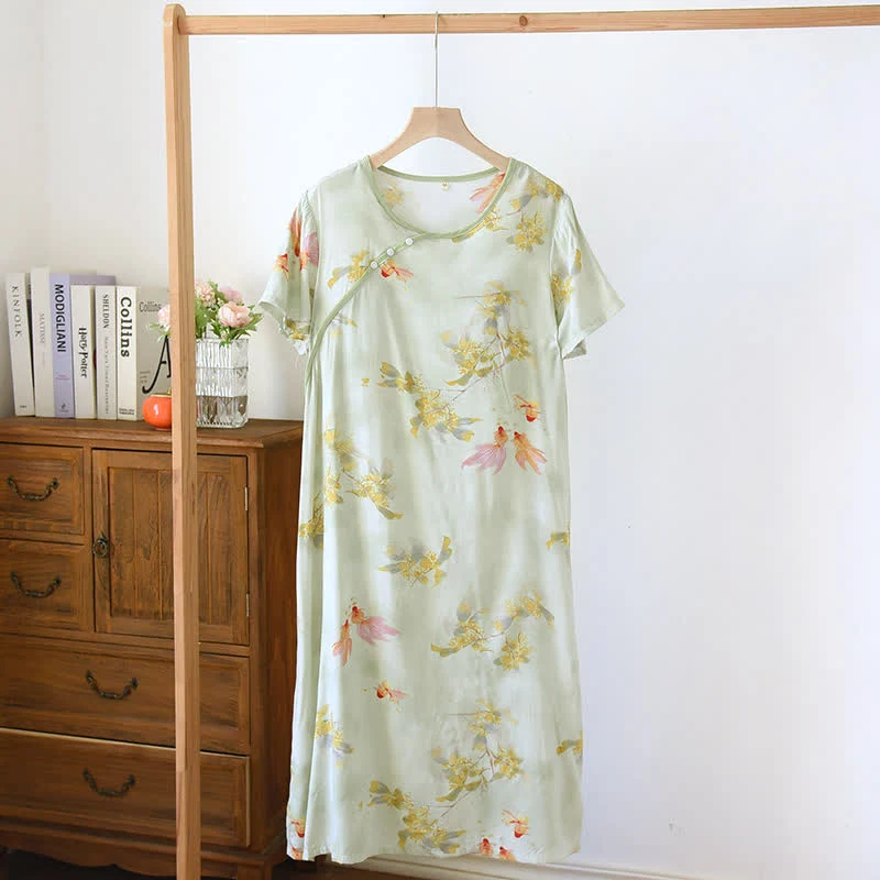 Vintage-Nachthemd mit orientalischen Koi-Karpfen und Blumenmuster