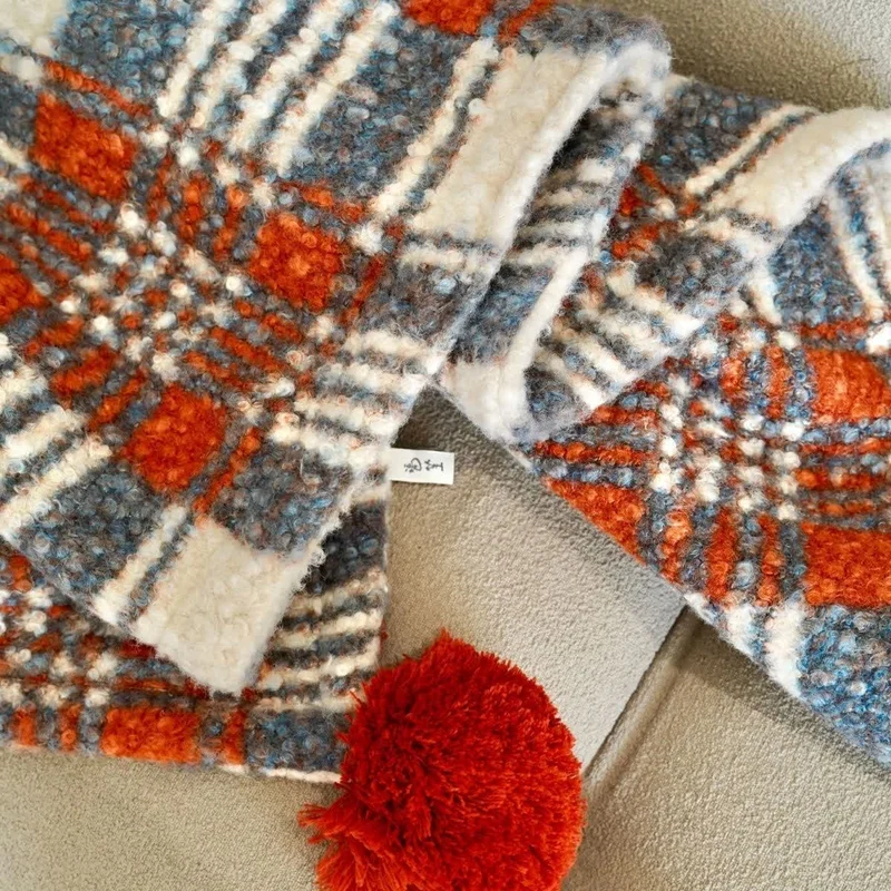 Blau-rot karierte Tagesdecke