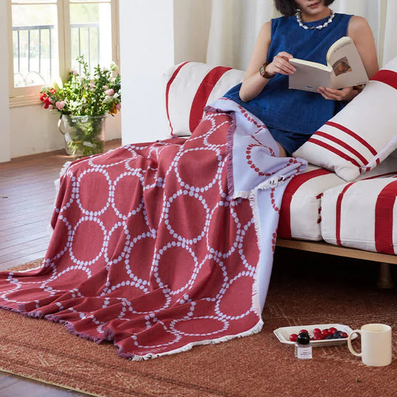 Wendbare Kuscheldecke mit Kreismuster und Quasten