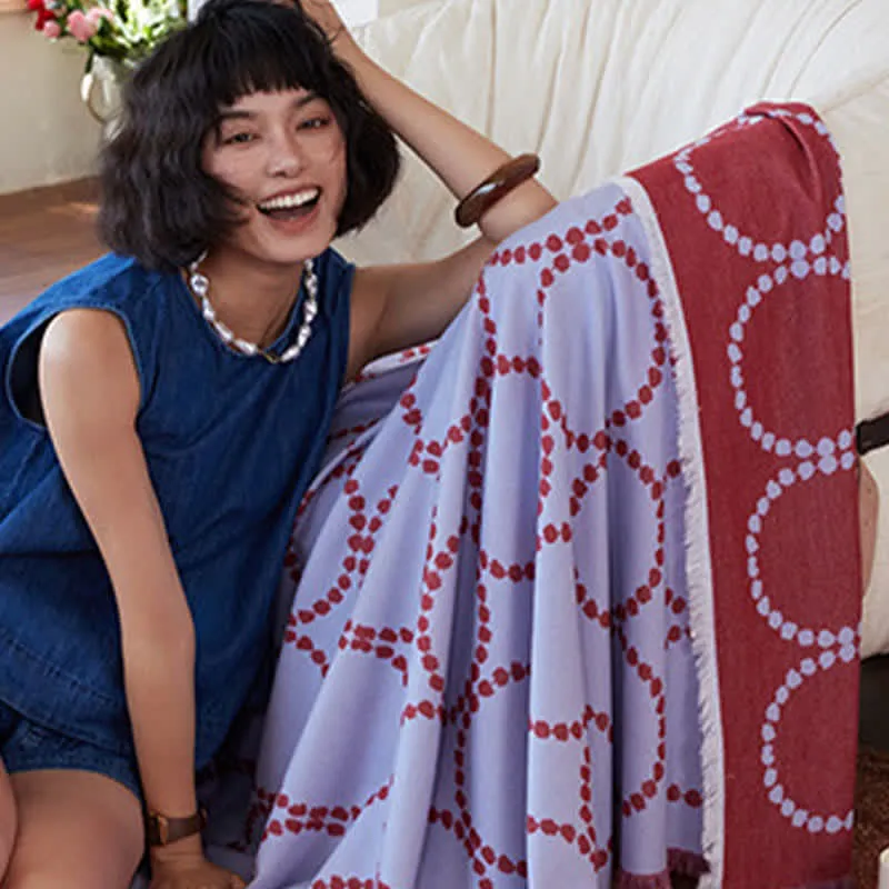 Wendbare Kuscheldecke mit Kreismuster und Quasten