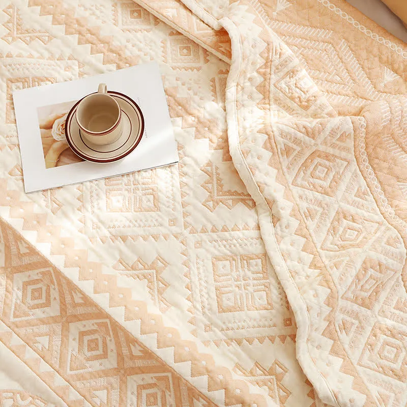 Beige Baumwollgaze-Steppdecke mit geometrischem Muster