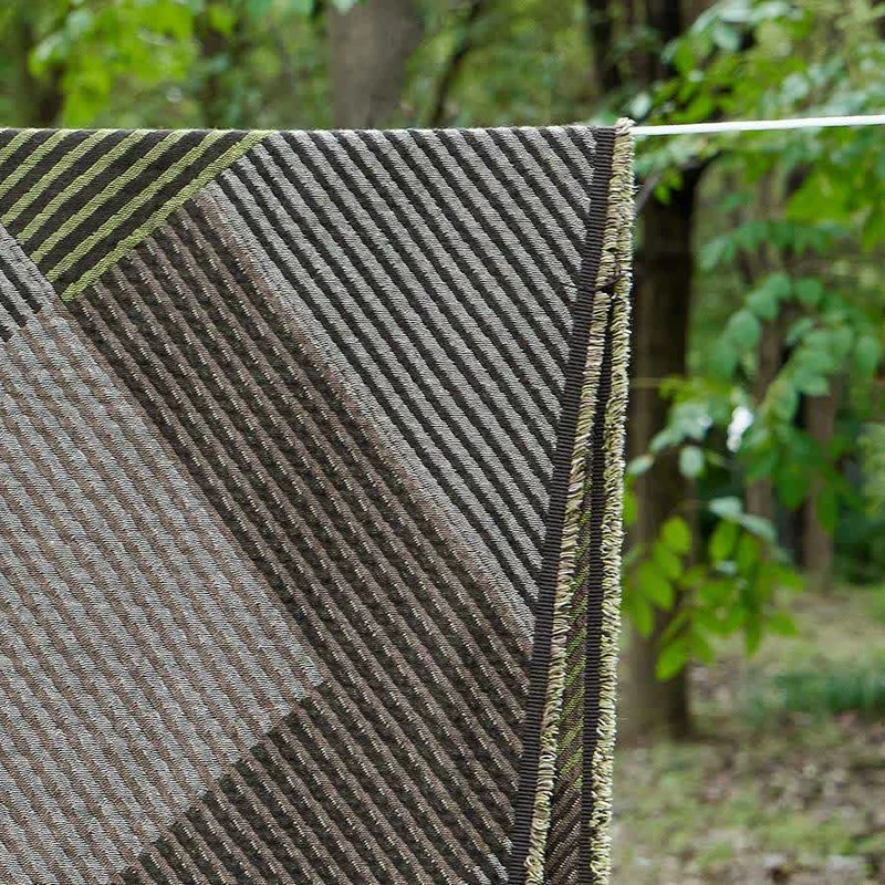 Zart gestreifte Baumwolldecke mit Quasten