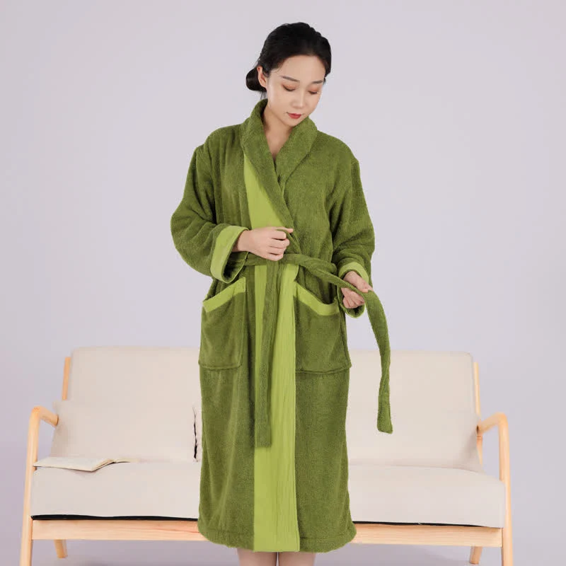 Minimalistischer Bademantel aus Baumwolle im Colorblock-Stil