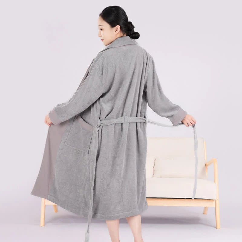 Minimalistischer Bademantel aus Baumwolle im Colorblock-Stil