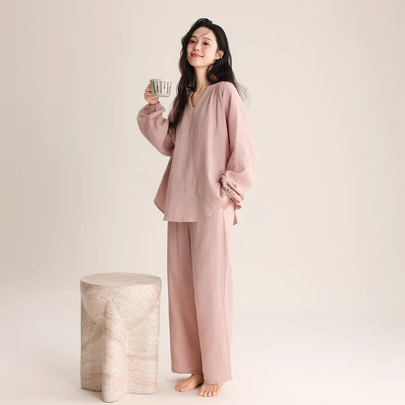 Minimalistisches Loungewear-Set aus Baumwolle mit V-Ausschnitt