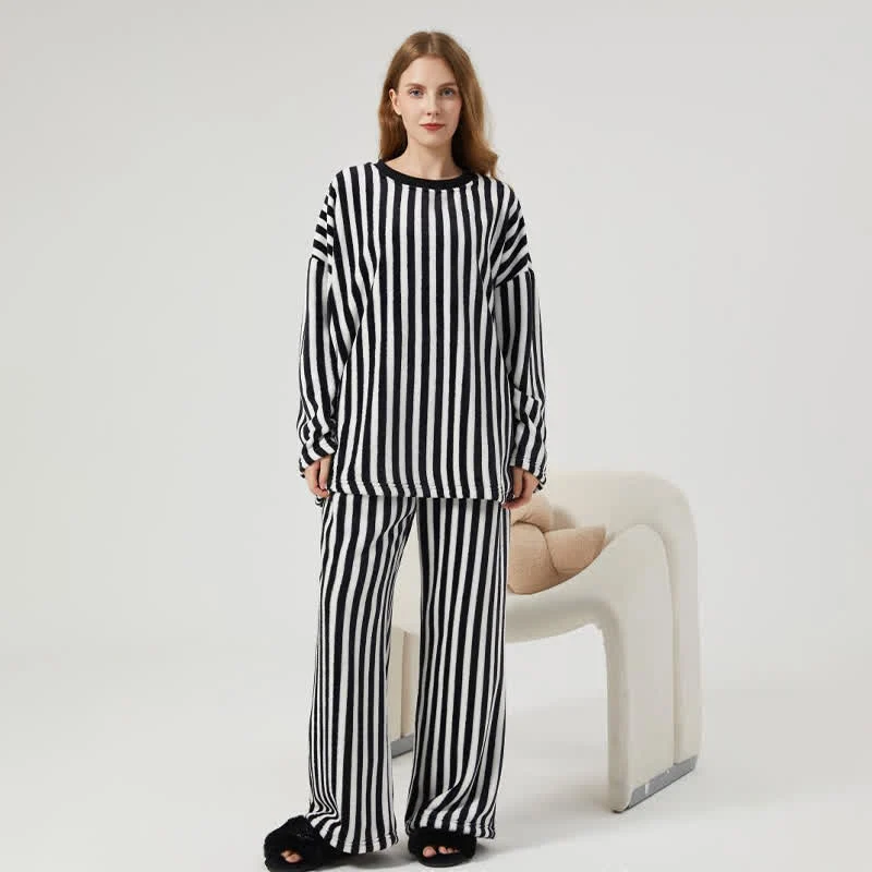 Loungewear-Set aus Plüsch mit vertikalen Streifen
