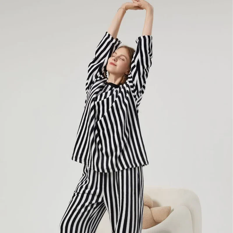 Loungewear-Set aus Plüsch mit vertikalen Streifen