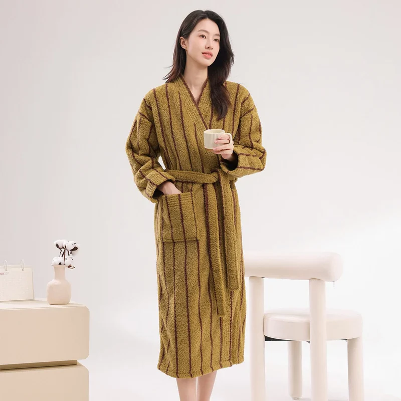 Warmer Plüschbademantel mit vertikalen Streifen