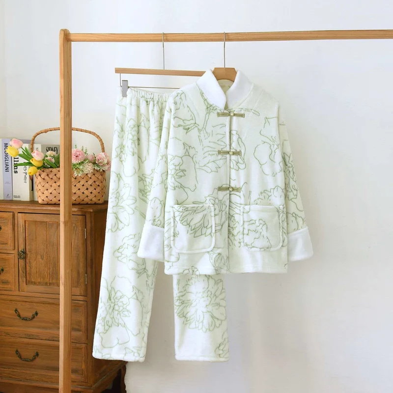 Frisches grünes Plüsch-Loungewear-Set mit Linienmuster
