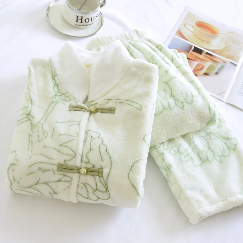 Frisches grünes Plüsch-Loungewear-Set mit Linienmuster