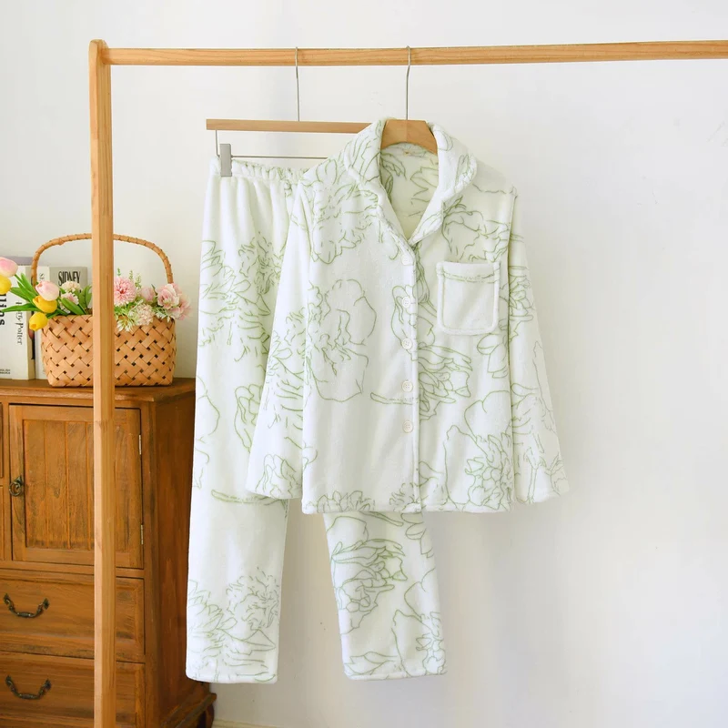 Frisches grünes Plüsch-Loungewear-Set mit Linienmuster