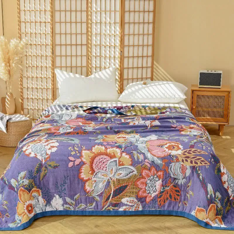 Traumhafter, floraler Quilt aus reiner Baumwollgaze
