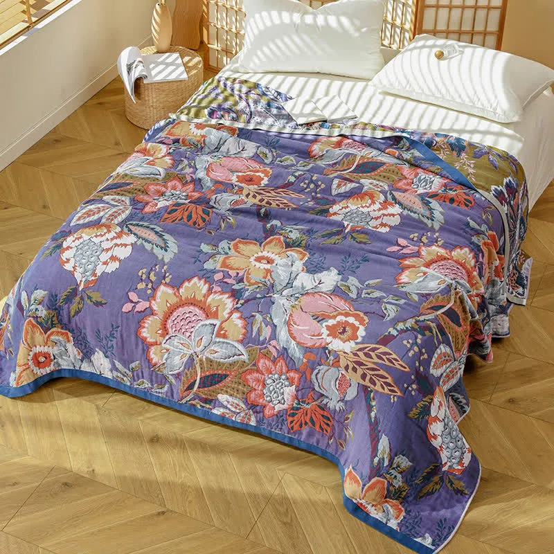Traumhafter, floraler Quilt aus reiner Baumwollgaze