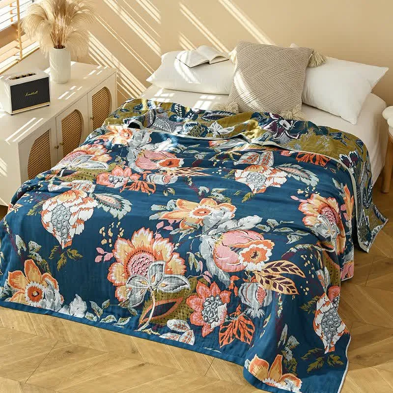 Traumhafter, floraler Quilt aus reiner Baumwollgaze