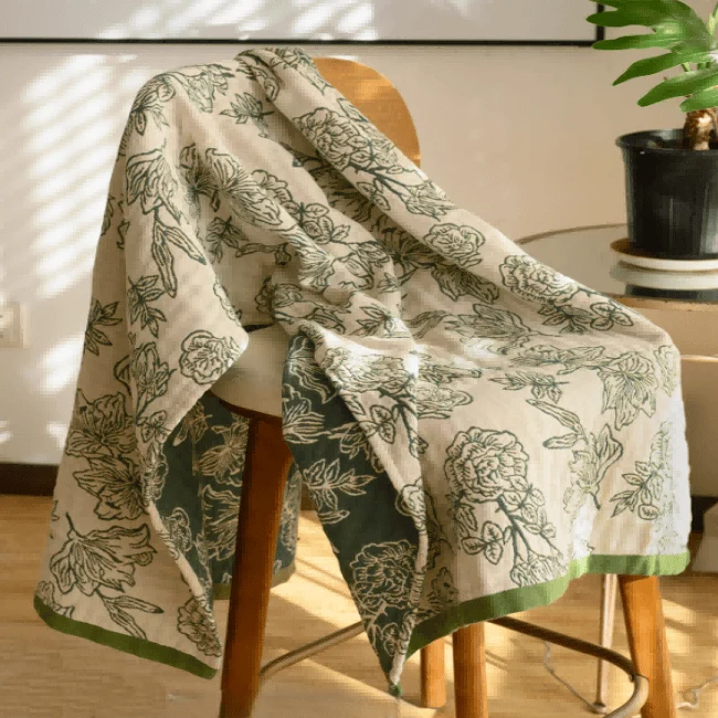 Badetuch aus Baumwollgaze mit Jacquardmuster und Pfingstrosenmotiv