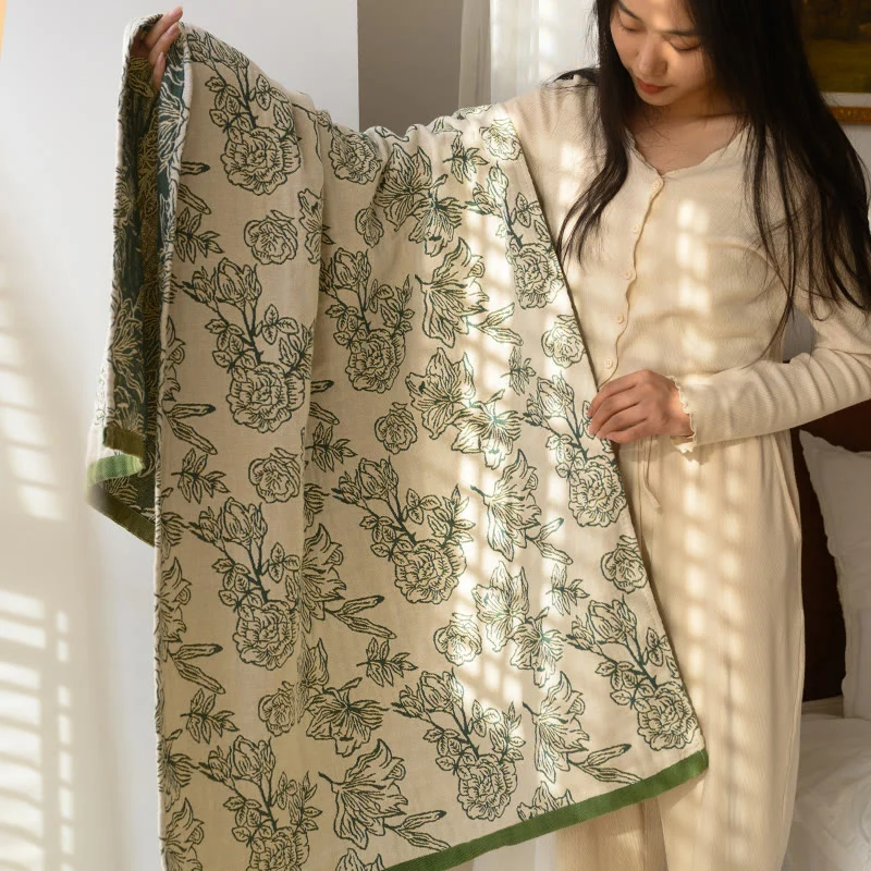 Badetuch aus Baumwollgaze mit Jacquardmuster und Pfingstrosenmotiv