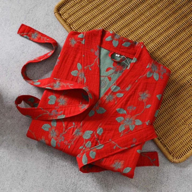 Yukata-Robe aus Baumwollgaze mit Zweigblättern