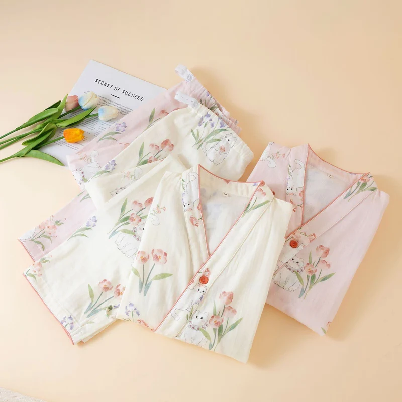 Kimono-Pyjama aus Baumwollgaze mit Blumenmuster und Katze