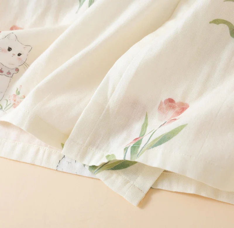 Kimono-Pyjama aus Baumwollgaze mit Blumenmuster und Katze