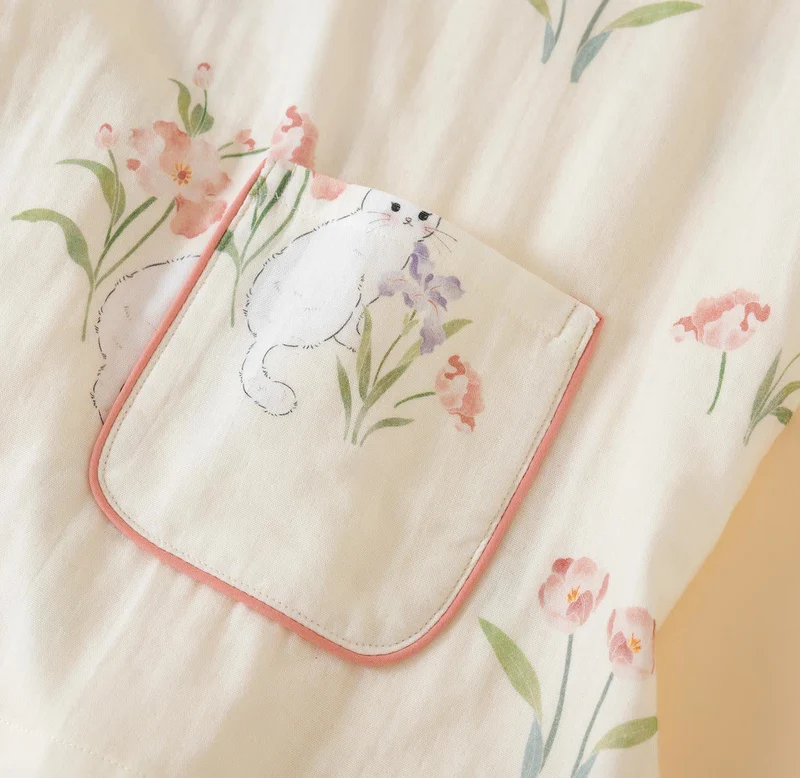 Kimono-Pyjama aus Baumwollgaze mit Blumenmuster und Katze