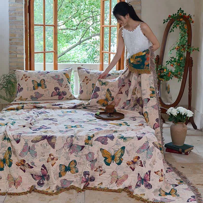 Elegante Baumwoll-Steppdecke mit Schmetterlingsquasten