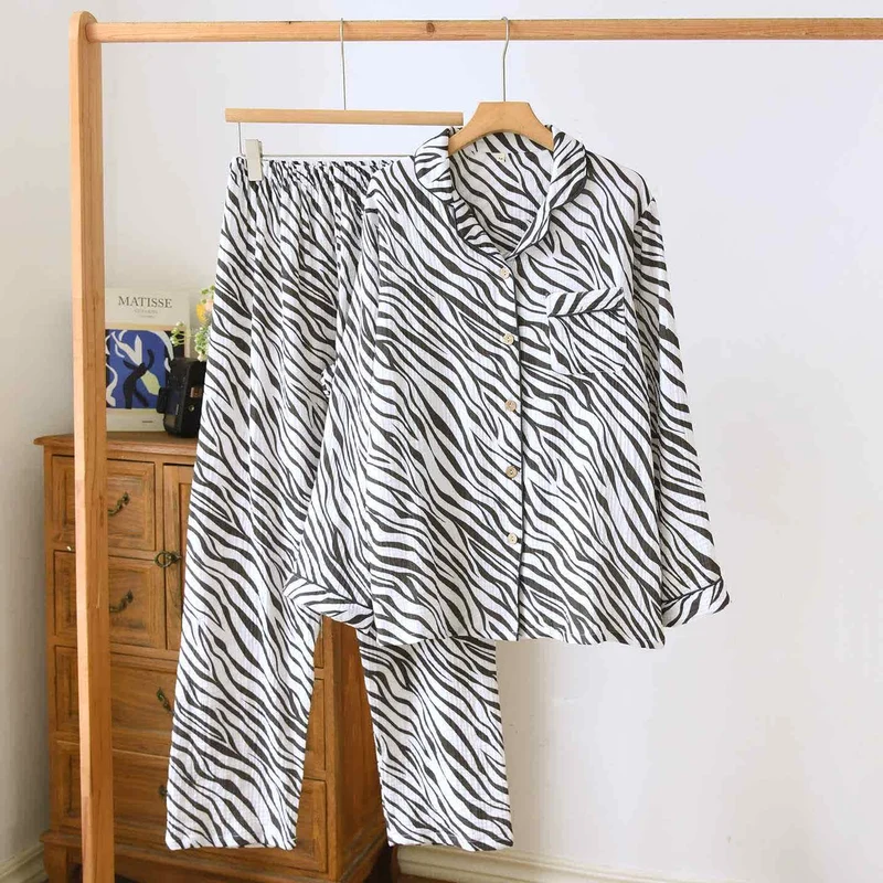 Modernes Pyjama-Set aus Baumwollgaze mit Zebrastreifen