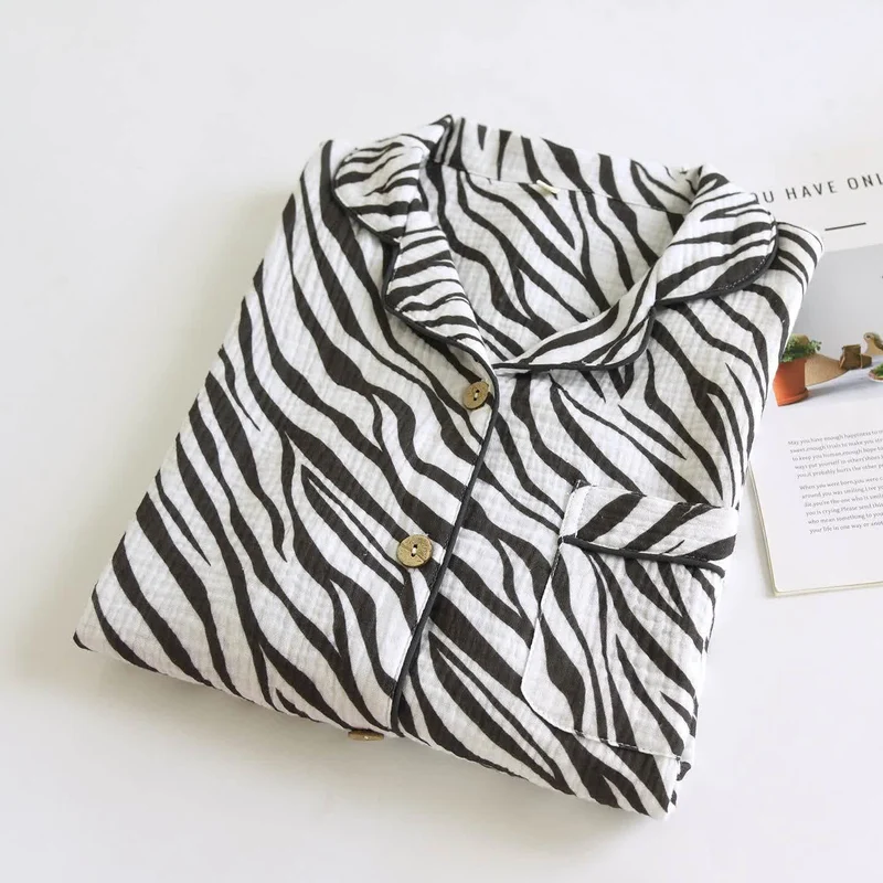 Modernes Pyjama-Set aus Baumwollgaze mit Zebrastreifen