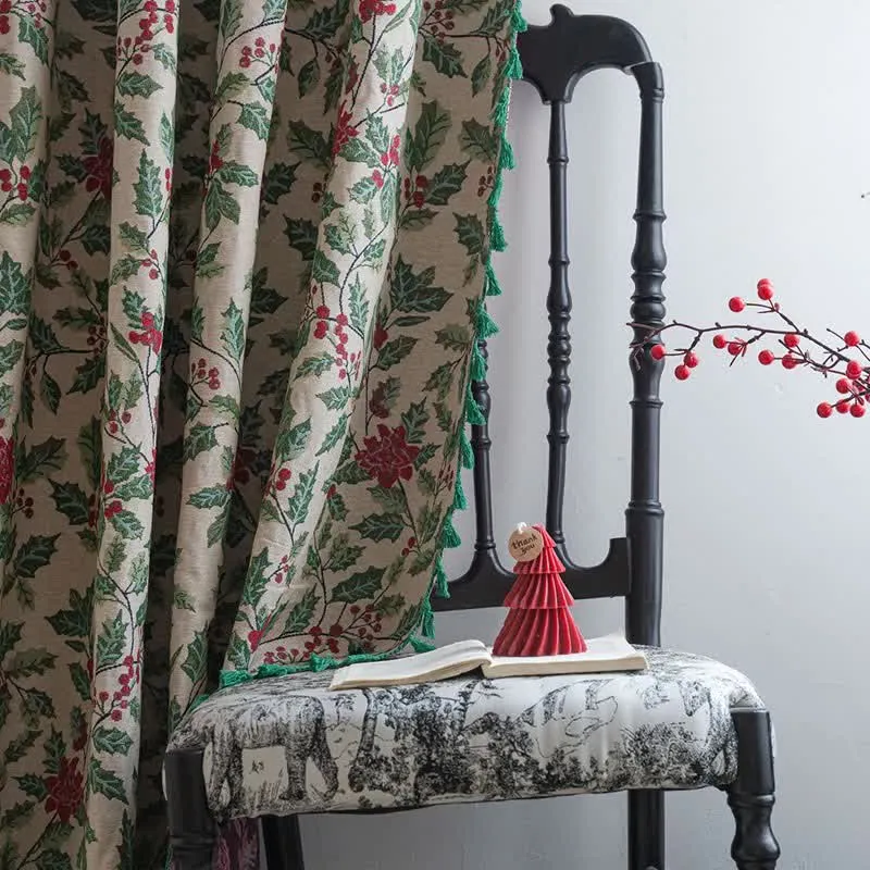 Weihnachtlicher Vorhang mit Stechpalmenblättern und Quasten