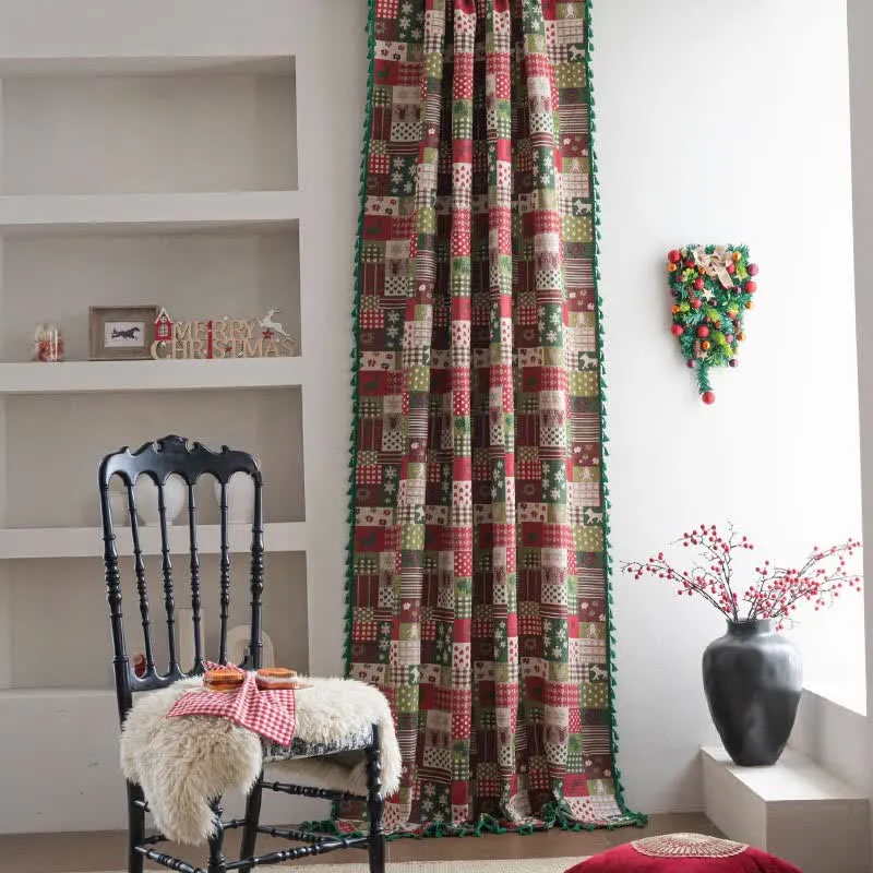 Patchwork-Vorhang mit Quasten und weihnachtlichem Print