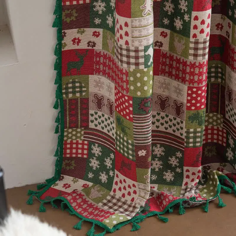 Patchwork-Vorhang mit Quasten und weihnachtlichem Print