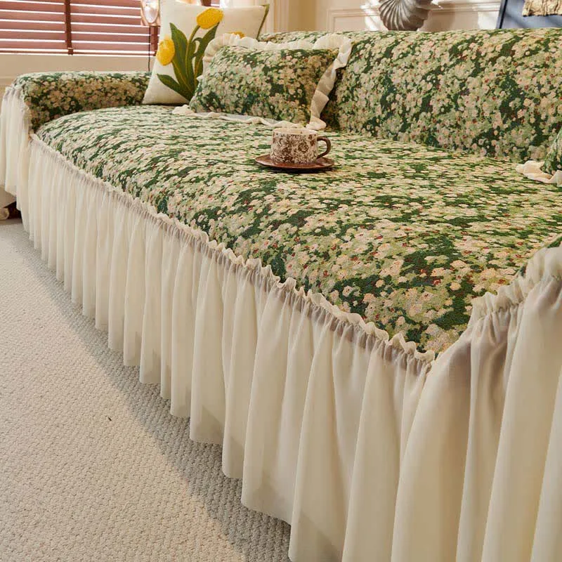 Grüner Sofaschoner mit Blumenmuster und Rüschen