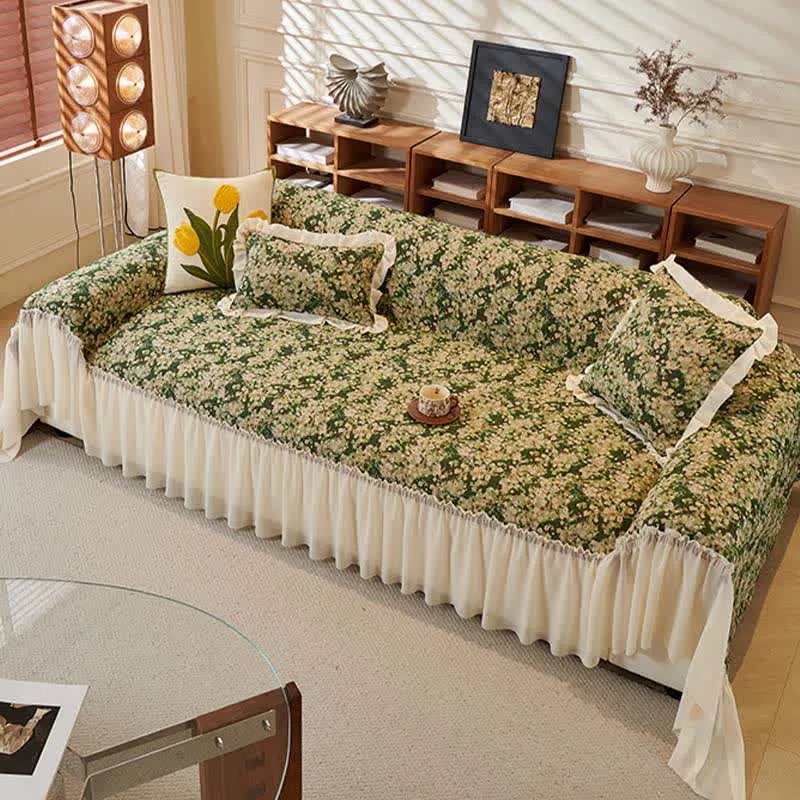 Grüner Sofaschoner mit Blumenmuster und Rüschen