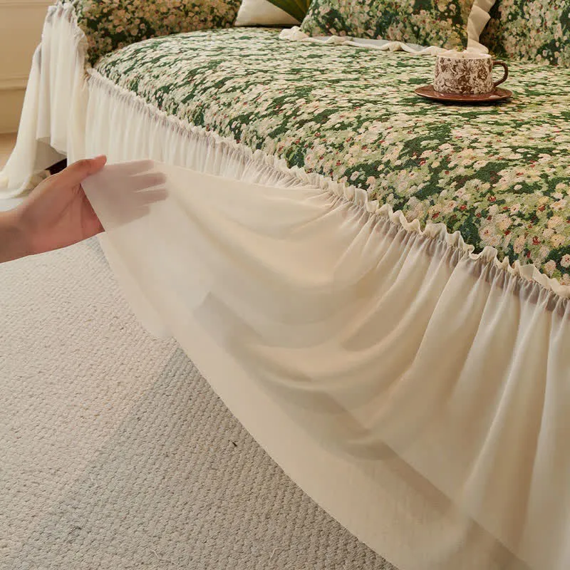 Grüner Sofaschoner mit Blumenmuster und Rüschen