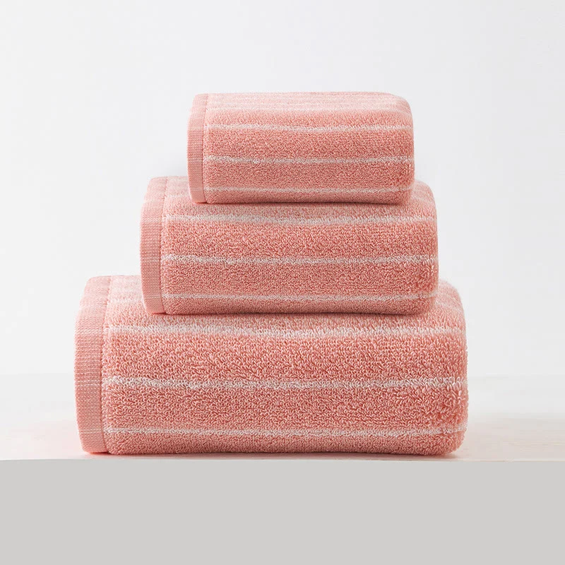 Set aus weichen Badetüchern aus reiner Baumwolle