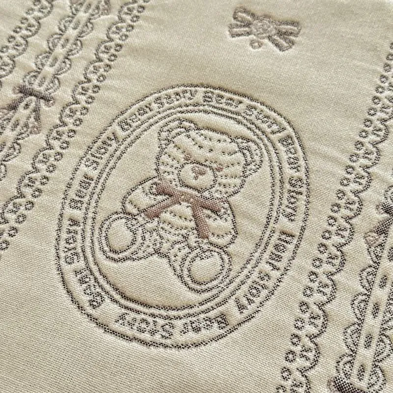 Steppdecke aus Baumwollmusselin mit Blumenstreifen und Bärenmotiv