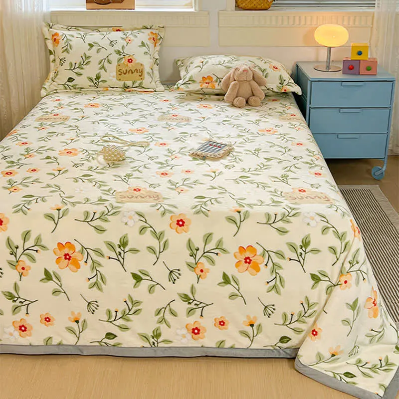 Warme Überwurfdecke mit gelben Blumenblättern