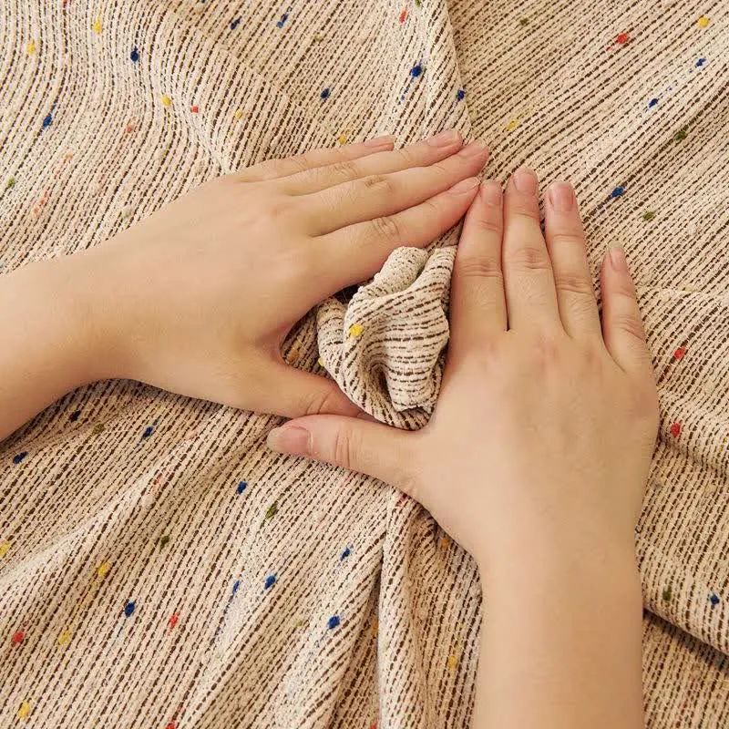 Sofaschoner aus Chenille mit bunten Punkten