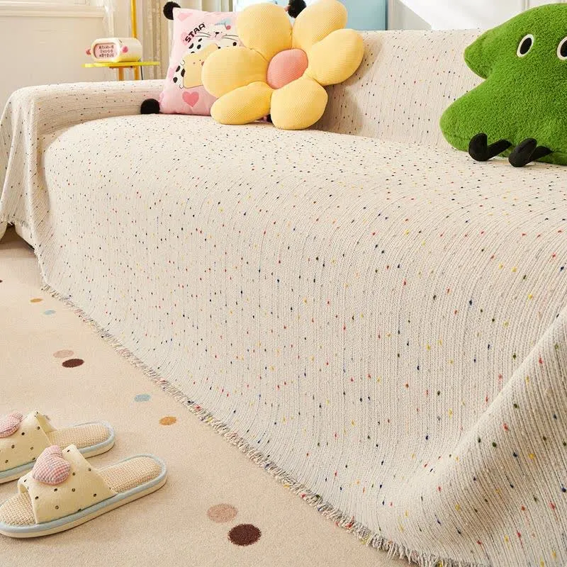 Sofaschoner aus Chenille mit bunten Punkten
