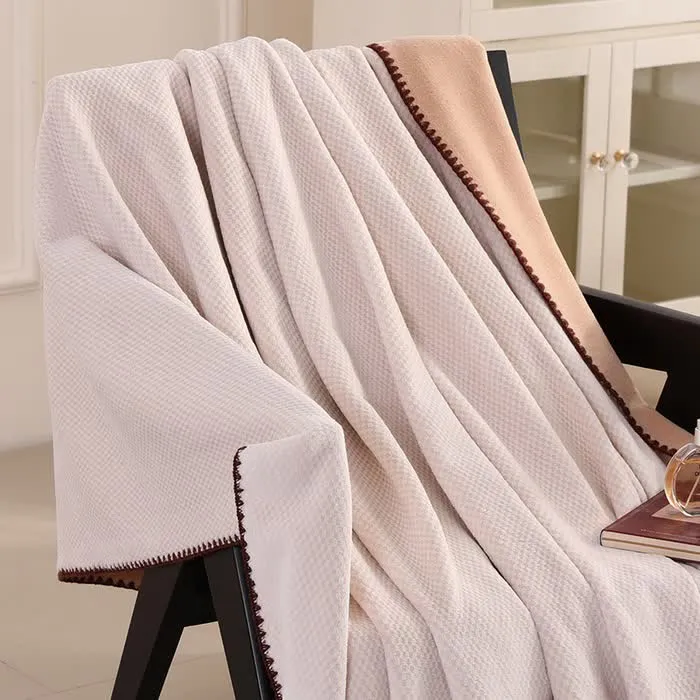 Warme Überwurfdecke aus kariertem Jacquard
