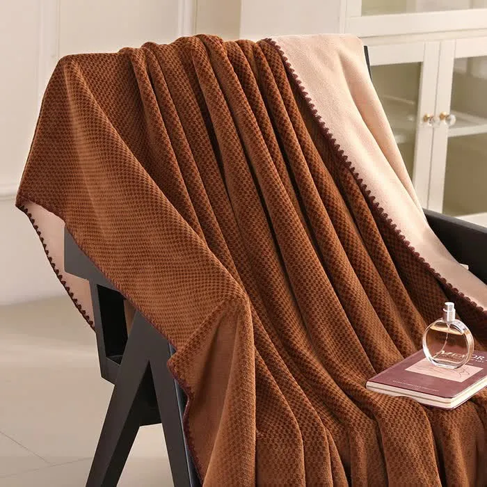 Warme Überwurfdecke aus kariertem Jacquard