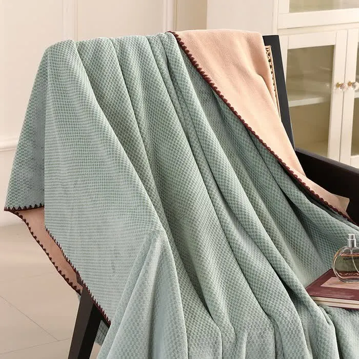 Warme Überwurfdecke aus kariertem Jacquard