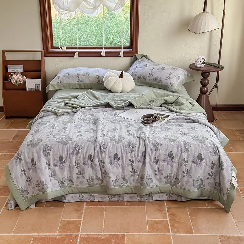 Elegante Sommerdecke aus reiner Baumwolle mit Blumenmuster und zweilagiger Gaze