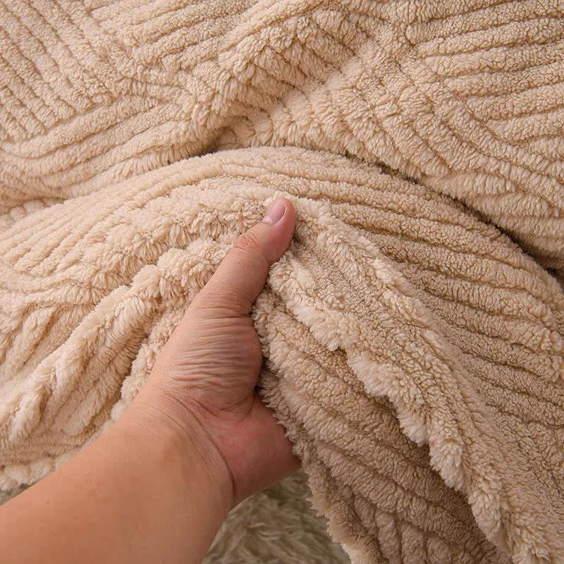 Sherpa-Plüschdecke mit wellenförmigen Streifen aus Jacquard