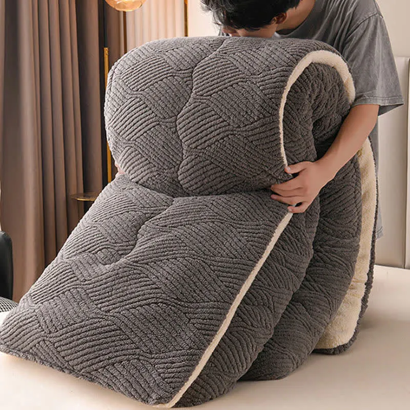 Sherpa-Plüschdecke mit wellenförmigen Streifen aus Jacquard