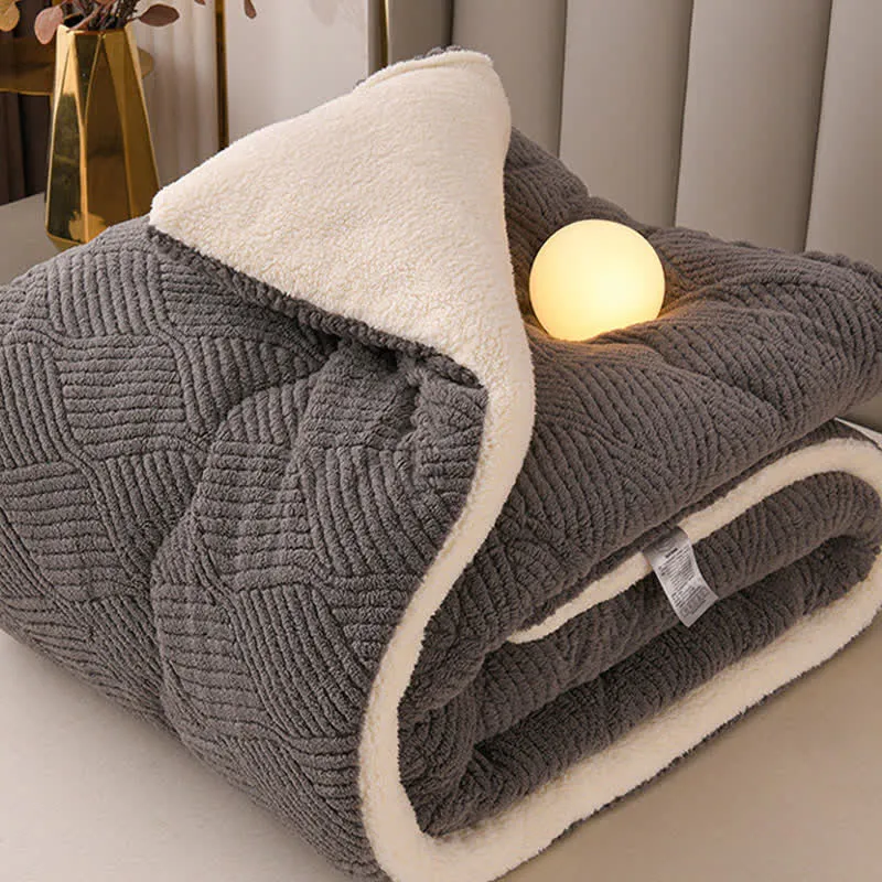 Sherpa-Plüschdecke mit wellenförmigen Streifen aus Jacquard