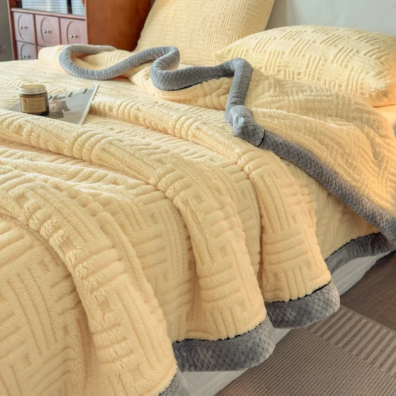 Plüschdecke mit geometrischer Prägung und Kontrastbesatz