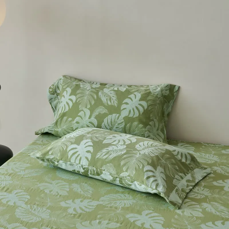 Grüne Tagesdecke aus Baumwollgaze-Jacquard mit Monstera-Motiv