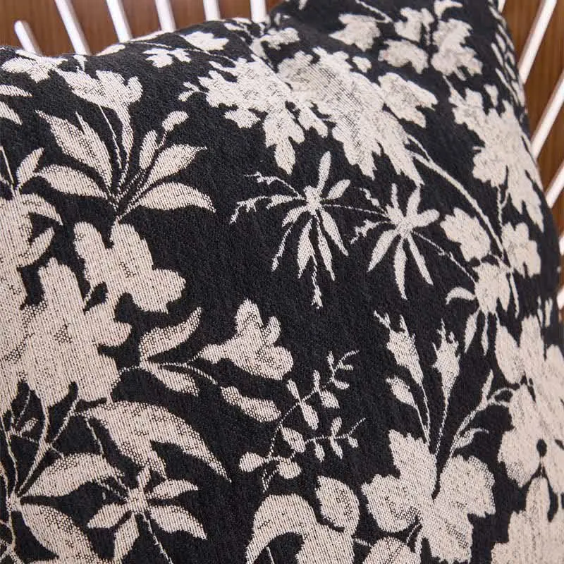 Kissen mit Blumenblatt-Motiv und Einsatz