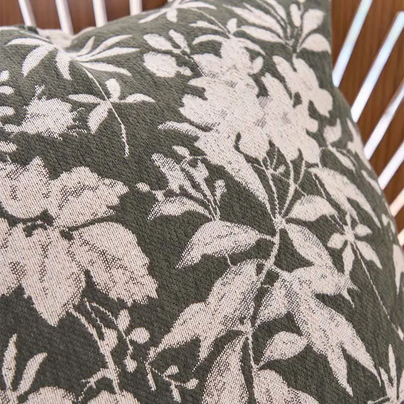 Kissen mit Blumenblatt-Motiv und Einsatz