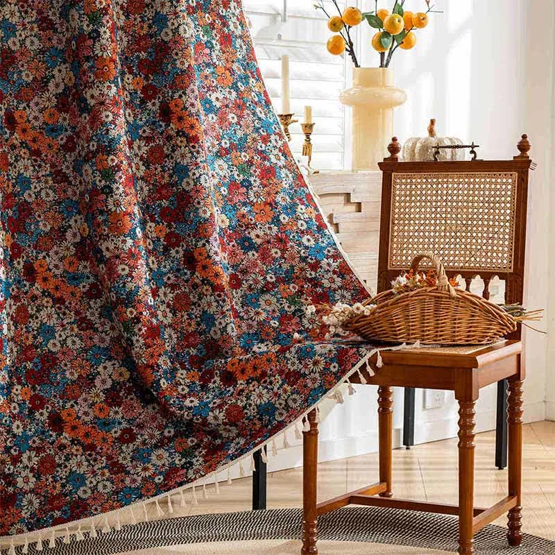 Bunter Jacquard-Quastenvorhang mit Gänseblümchen